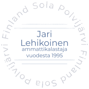 Logo, jossa lukee Jari Lehikoinen ammattikalastaja vuodesta 1995.