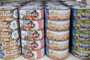 Useita kalapurkkeja päällekkäin. Arkikala, Luonnonkala, Villikala.